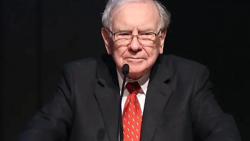 الملياردير وارن بافيت يجري مناقشات مع إدارة بايدن بشأن أزمة البنوك