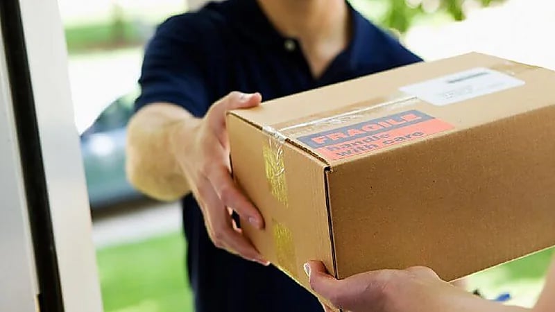 " مزحة " تغير حياة مندوب توصيل بجدة