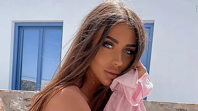 مؤثرة بريطانية تطالب بتعويض 1.7 مليون جنيه إسترليني بعد عمليات تجميل فاشلة