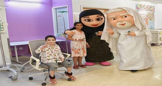 بالصور.. فريق من وزارة الحرس الوطني يشارك السكان والأطفال فرحتهم بعيد الفطر