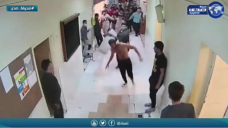 بالفيديو.. ضرب وسحل وتعذيب وحشي داخل سجن إيفين بطهران