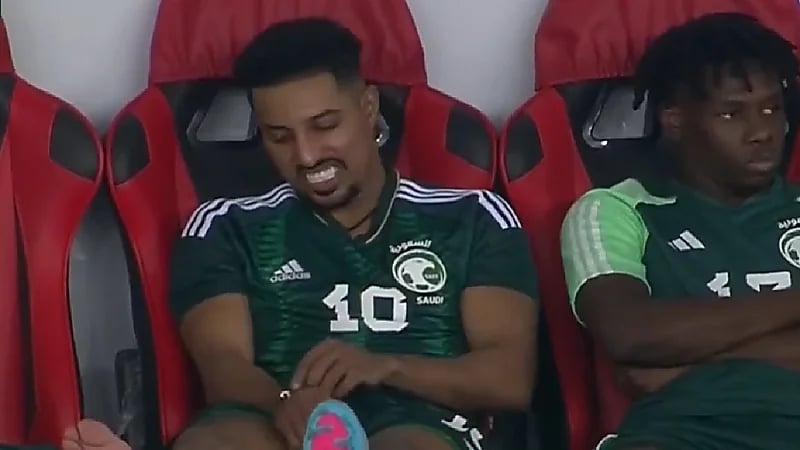 بالفيديو.. الدوسري يتعرض للإصابة ويغادر الملعب بالسيارة