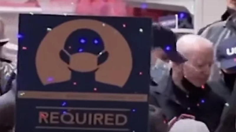 بالفيديو.. "بايدن" يتسوق بدون كمامة من متجر شهير