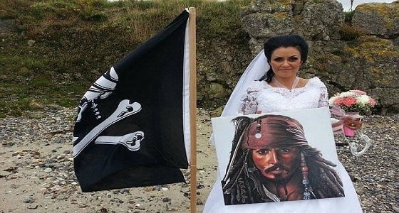 سيدة تتزوج شبح جاك سبارو.. وتؤكد: " أعيش في غاية السعادة "