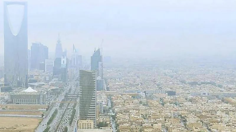 ارتفاع الحرارة ونشاط الرياح السطحية مع فرص للأمطار في عدة مناطق