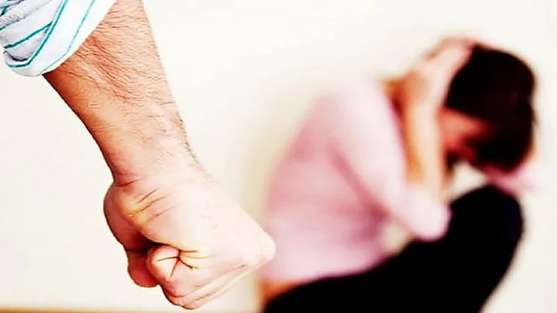 أب وابنه ينهالا بالضرب على زوجتيهما لخروجهما من المنزل