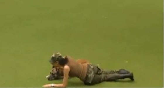 بالفيديو.. عرض مبهر لكلب مع مدربته أثناء اكتشاف قنبلة