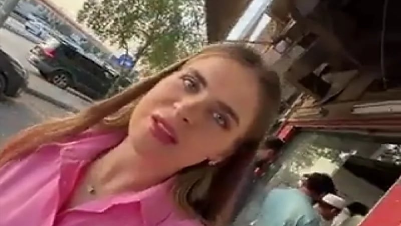 سائحة: السعودية بلد يحترم النساء كنت أريد الشراء فقدموني لأول الصف.. فيديو