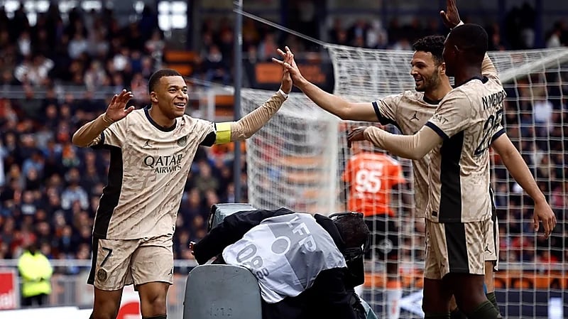 سان جيرمان يفوز على لوريان ويقترب من التتويج بالدوري الفرنسي