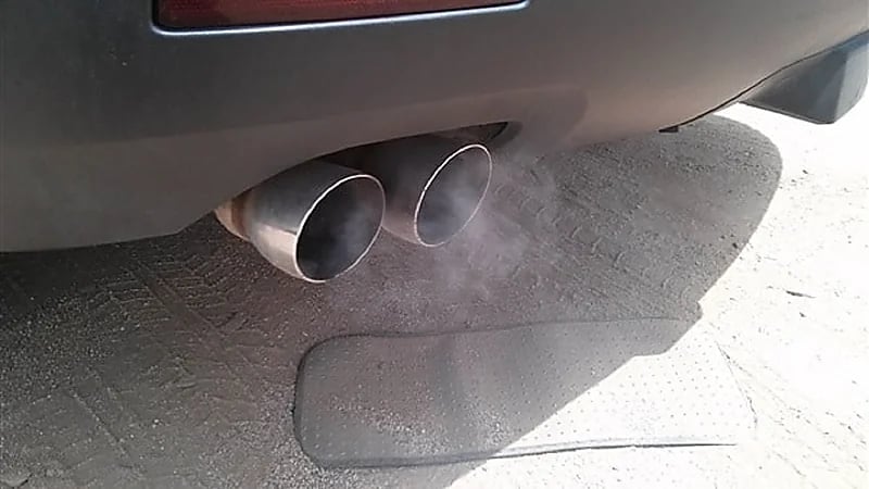 5 خطوات لتنظيف وغسل عادم السيارة في المنزل