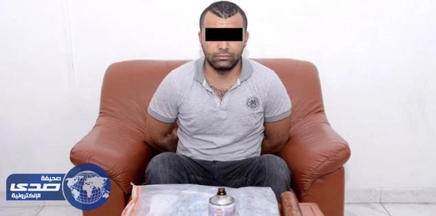 لص يسرق محل صرافة بزي نسائي