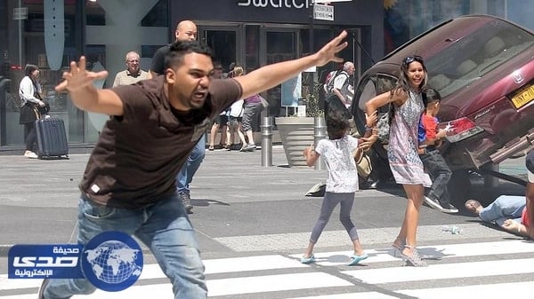 بالفيديو والصور.. مصور يلتقط صورة هستيرية لسائق “ تايمز سكوير ”