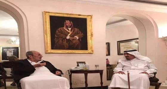 بالصور.. خادم الحرمين يزور أخيه الأمير طلال في قصر الفاخرية