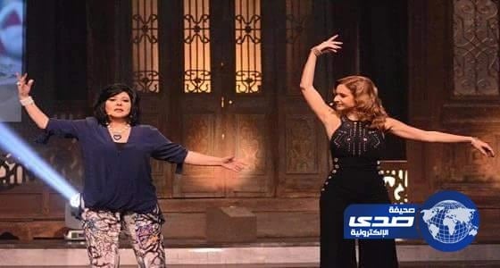 بالفيديو ..نيللي كريم تعلم إسعاد يونس البالية بطريقة طريفة