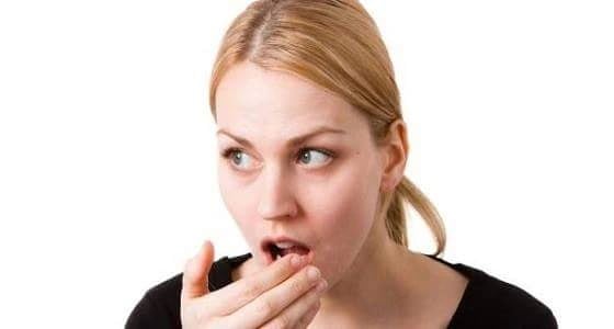 تخلصي من رائحة الفم الكريهة بالتفاح والخس