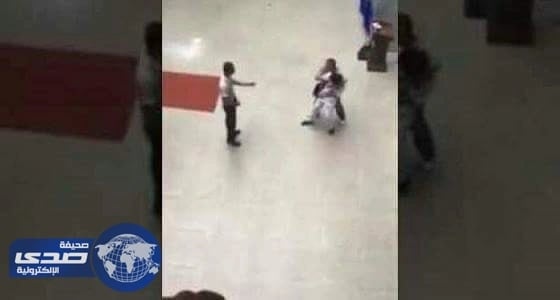 بالفيديو.. مجنون يضع السكين على رقبة رهينة وفتاة تنفذها