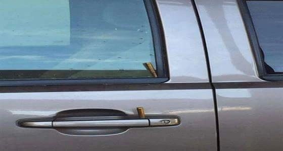 بالصور..مجهولون يغرزون رصاصتين في مركبة رئيس محكمة في  عسير