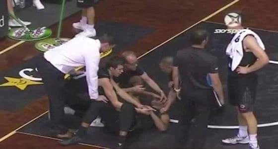 بالفيديو..لاعب كرة سلة تخرج عينه من مكانها ويعود لمواصلة المباراة