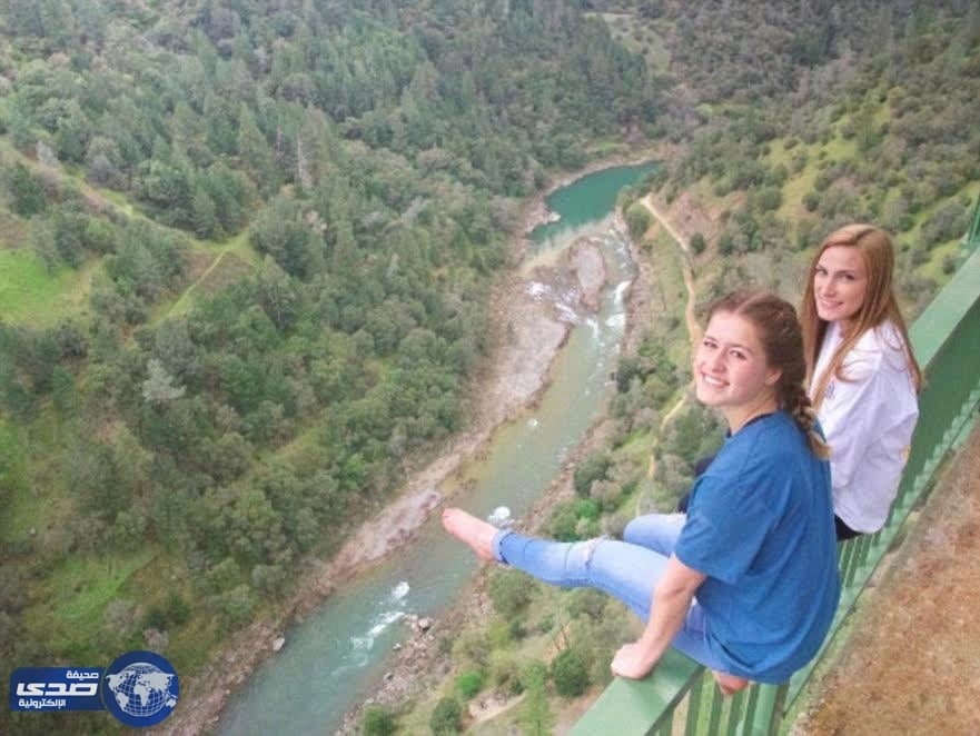 مٌغامرة تسقط من أعلى جسر .. والسبب «سيلفي»