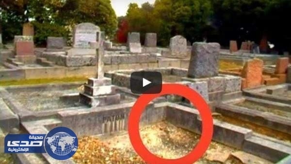 بالفيديو.. مفاجئة غير متوقعة تنتظر شاب اثناء زيارته لقبر زوجته