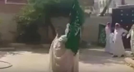 مشهد مهيب.. أم الشهيد سالم العمري تودعه بالزغاريد وعلم المملكة