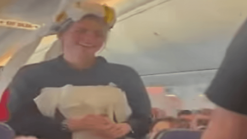 زفاف في الطائرة.. عروس ترتدي فستان من مناديل "التواليت"