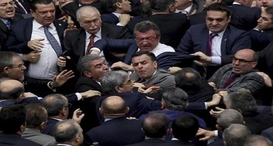 اعتصام المعارضة التركية اعتراضا على تقييد البرلمان