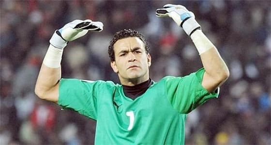 نحات مصري يصنع تمثالا لحارس مرمى المنتخب عصام الحضري