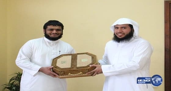 هاجر من كندا ليقيم في المملكة.. بلال يحقق حلم والده ويحفظ القرآن كاملاً