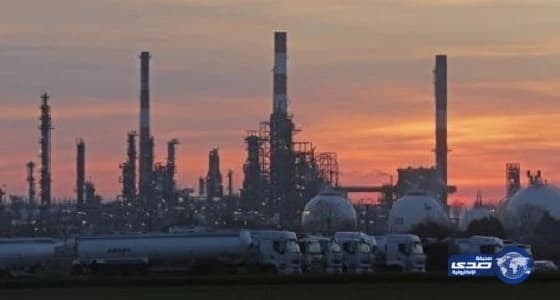 تواصل هبوط أسعار النفط بسبب تخمة المعروض