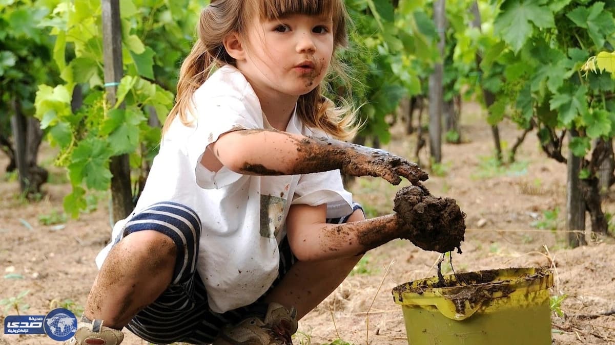 طفلة تأكل السجاد والأثاث والجدران.. والسبب غريب !