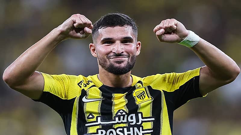 أزمة تهدد الاتحاد قبل قمة النصر .. نجم الفريق مهدد بالإيقاف