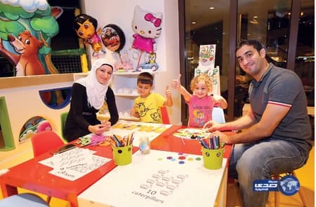 بالفيديو :تقديرا لتضحياتها ..زوج يكافئ زوجته بـ3 ملايين درهم في دبي