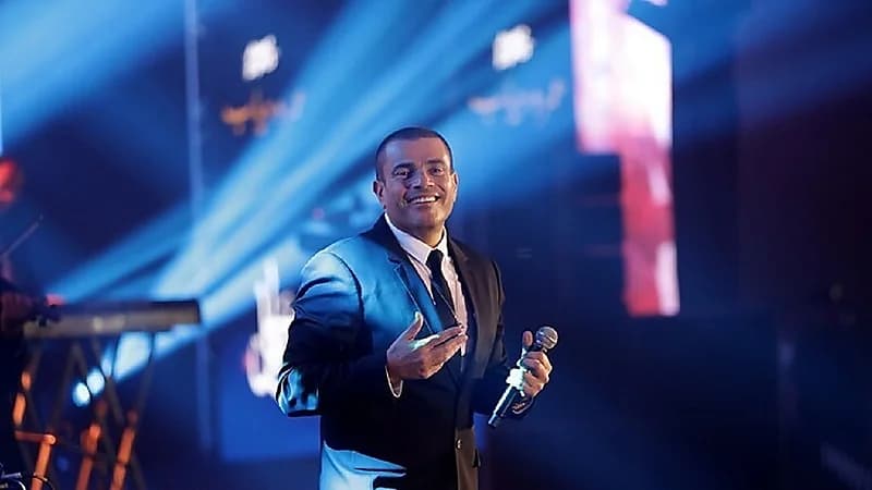 بالفيديو.. رقصة غريبة لـ عمرو دياب قبل 30 عامًا تثير السخرية