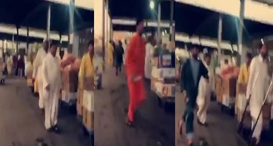 بالفيديو.. لحظة مداهمة الجهات الأمنية لسوق الخضار بجدة وهروب جماعي للعمالة