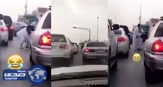 بالفيديو.. مشاجرة عند إشارة مرورية في رمضان