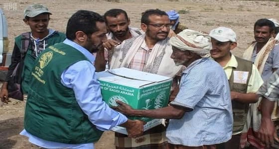 مركز الملك سلمان للإغاثة يوزيع سلال غذائية بالساحل الغربي لليمن