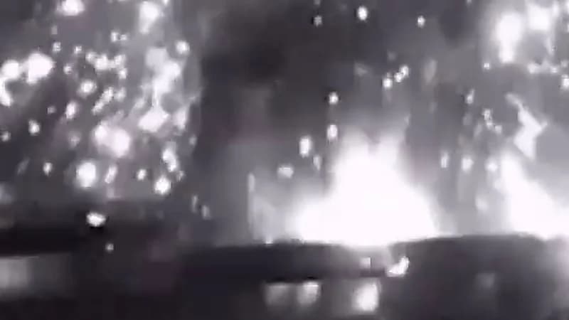 بالفيديو.. لحظة تعرض محطة للطاقة الشمسية لعدة ضربات صاروخية روسية