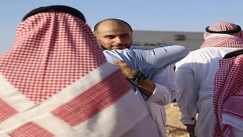 صورة..لحظة جلوس الأمير خالد بن الوليد أمام قبر والدته بعد انتهاء مراسم الدفن