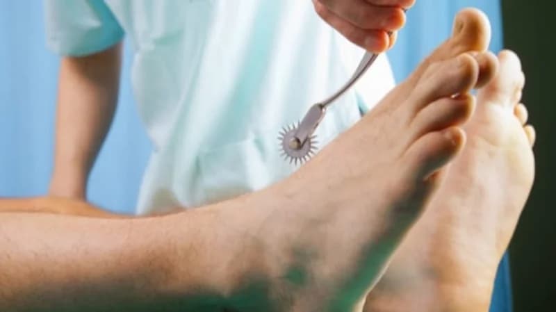 فيتامينات تعالج اعتلال الأعصاب في القدمين