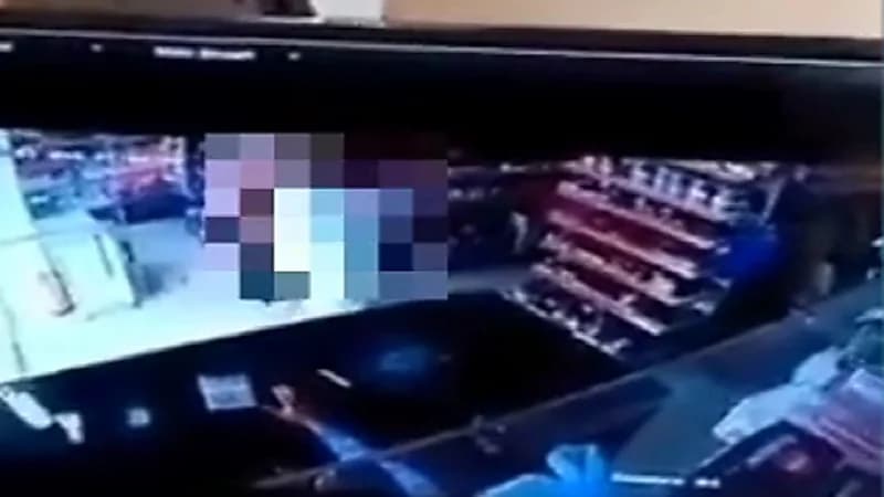 شاهد .. شخص يرفض لبس الكمامة ويعتدي على عامل بقالة