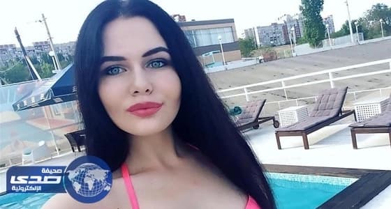 بالصور.. عارضة بكيني تٌثير ضجة بصورها مع زهرة نادرة