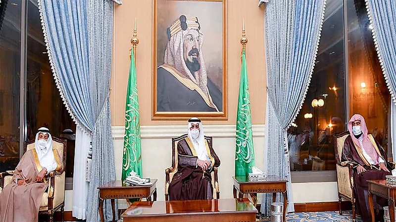 أمير تبوك يستقبل المواطنين في اللقاء الأسبوعي