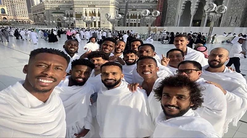 لاعبو الهلال يؤدون مناسك العمرة بعد مباراة الاتحاد