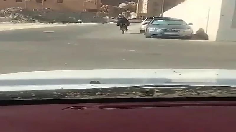 الفضول يدفع بسائق هايلكس بتصوير فتاة على دراجة ليشارك المقطع مع أصدقائه