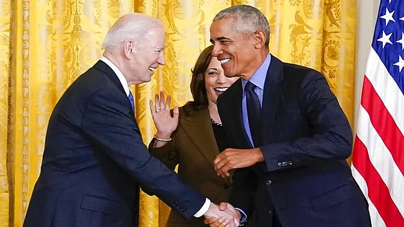 بالفيديو.. ارتباك بايدن بعد التفاف مسؤولي البيت الأبيض حول أوباما