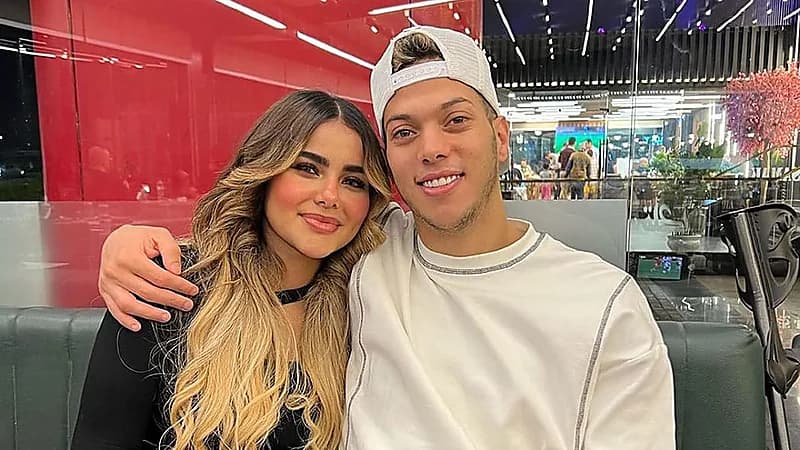 إمام عاشور يُهدي زوجته درع رجل المباراة .. فيديو