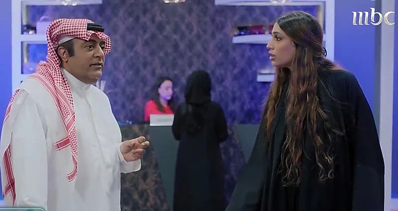 شاهد.. خالد الفراج يتقمص شخصية شاب يعاكس فتاة داخل أحد المحلات