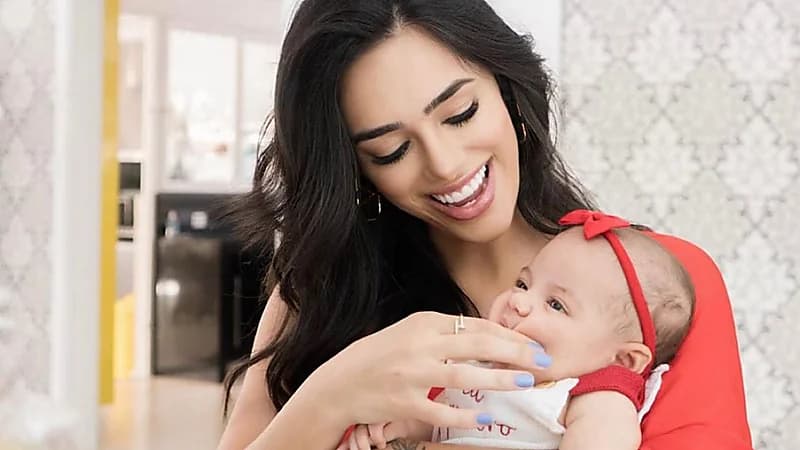 برونا زوجة نيمار ترتدي الأحمر هي وطفلتها خلال إجازتها