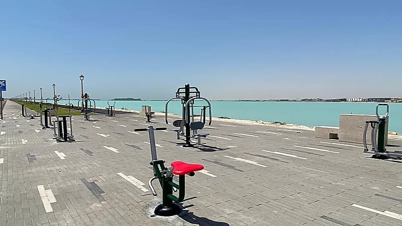 شاهد.. تركيب أجهزة رياضية في عدد من المماشي بالخبر